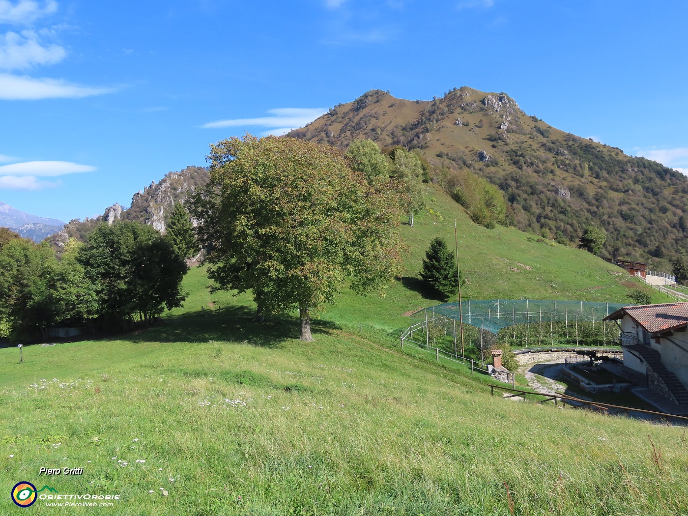 09 Forcella di Spettino (1073 m) con Monte Gioco (1366 m).JPG